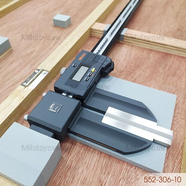 Thước cặp cacbon điện tử Mitutoyo 552-306-10 (0-2000mm)